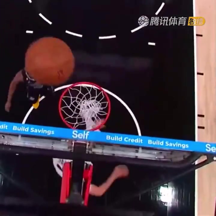 罕見一幕！努爾基奇拋投 球神奇停在籃板上沿 看呆凱爾登！（努爾基奇集錦）